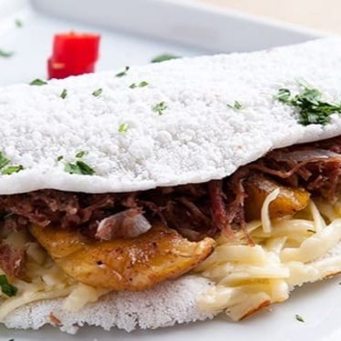 Uma explosão de sabores com carne seca, peito de peru, frango, calabresa, queijo coalho, Catupiry, tomate, azeitona, alho poró e orégano.