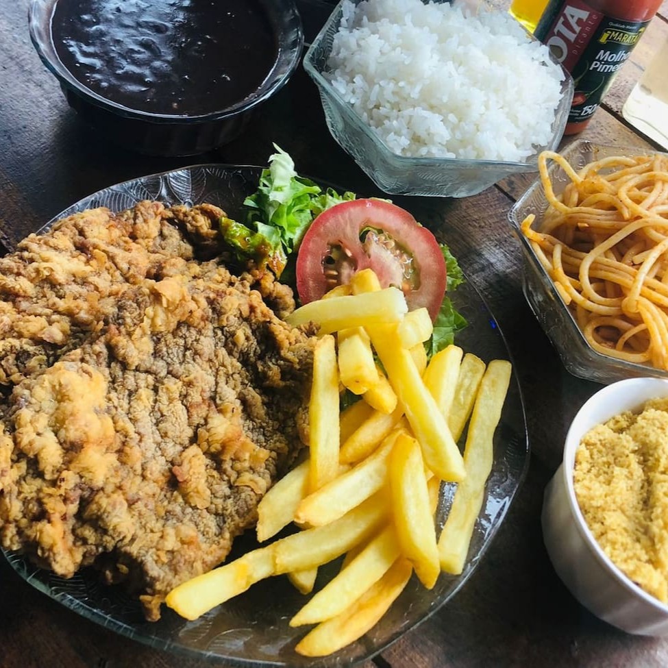 Delicioso  Bife bovino suculento milanesa com Feijão,  arroz  e Macarrão  uma experiência incrível  com um sabor inesquecível
