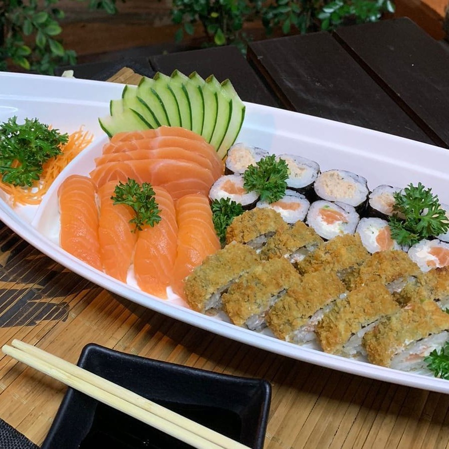 4 sashimi salmão, 4 sushi salmão, 5 make boston, 5 make fila, 12 hot filadelfia. Brinde sobremesa