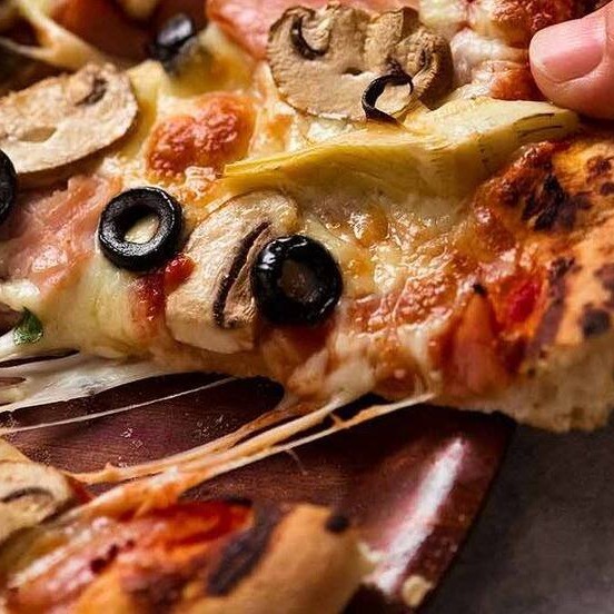 Muçarela, bacon, champion, tomate e oregano