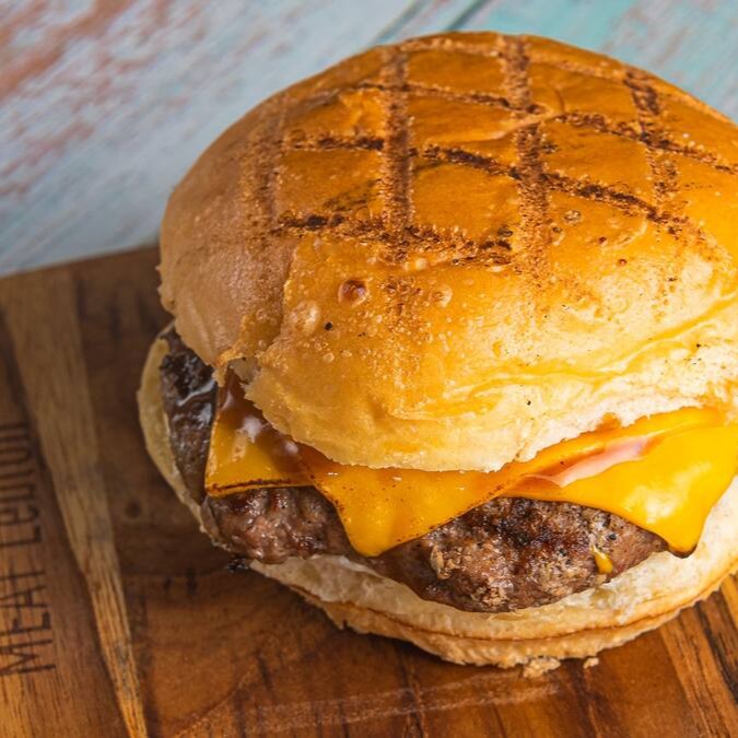 Pão brioche especial, delicioso hambúrguer de costela angus 210gr, acompanhado de queijo, molho bbq e cebola caramelizada, Fritas pequena
