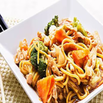Uma opção sofisticada e saborosa, o Yakisoba de salmão traz cubos generosos de salmão fresco, salteados juntamente com legumes crocantes e macarrão ao molho especial da casa. O sabor suave e delicado do salmão combina perfeitamente com a textura dos vegetais e o toque marcante do molho, resultando em uma experiência gastronômica única para quem aprecia frutos do mar com um toque oriental.