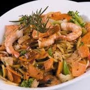 Deliciosa macarronada oriental com salmão,camarão, lula, repolho e cenoura ao molho e óleo de gergelim. Vai com 600g.