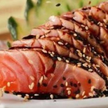 Salmão selado com molho teriaki e gergelim.