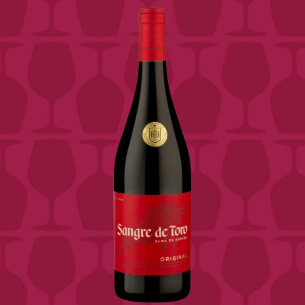 Com a tradição da renomada Família Torres, este tinto da Catalunha encanta pela sua expressão autêntica. De coloração vermelho-rubi, revela no nariz um buquê sedutor de morangos maduros, pimenta-preta e cravo. No paladar, é macio, suculento e envolvente, com taninos médios que garantem equilíbrio e uma textura aveludada. Uma excelente escolha para harmonizar com carnes vermelhas, massas encorpadas e queijos semiduros.