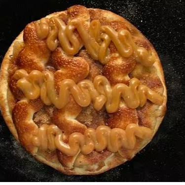 Banana polvilhada com açúcar e canela; chocolate branco forneável e doce de leite gourmet.