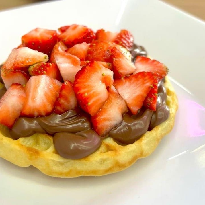Delicioso Waffle gourmet com Nutella e morango