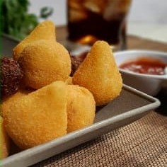 Nóssos salgados são fritos em óleo de algodão,sem palavras para dizer o quanto é bom quem pedi vira cliente , muito bem temperado massa muito macia