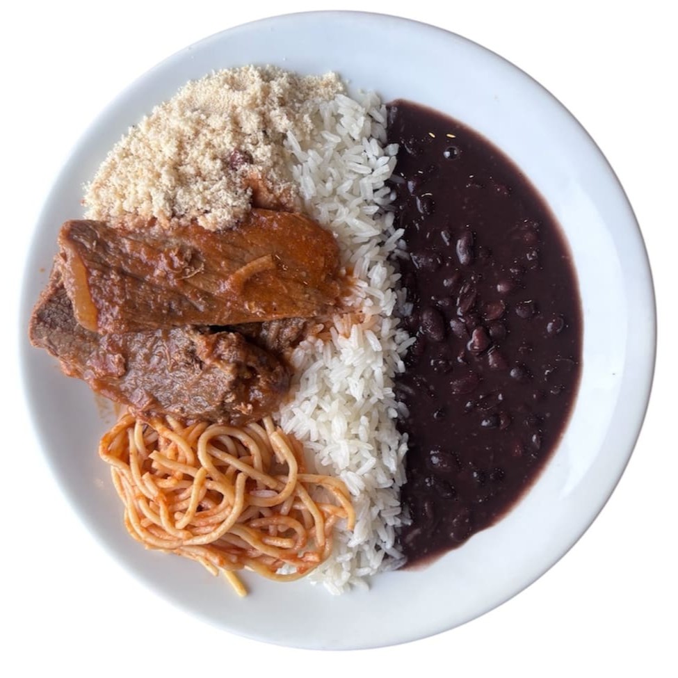 Acompanha arroz, feijão, farofa e macarrão. A Melhor Refeição Do
