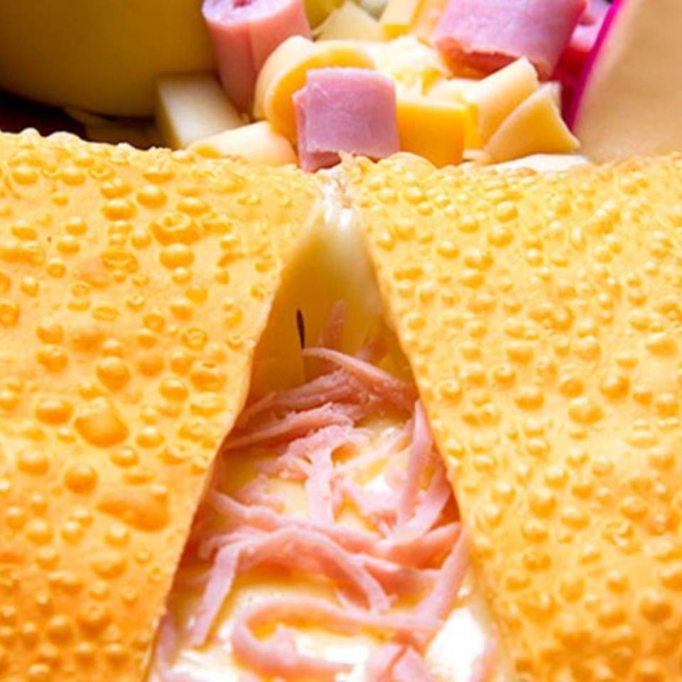 Pastel de aproximadamente 20cm, recheio de queijo, presunto, bacon e orégano.