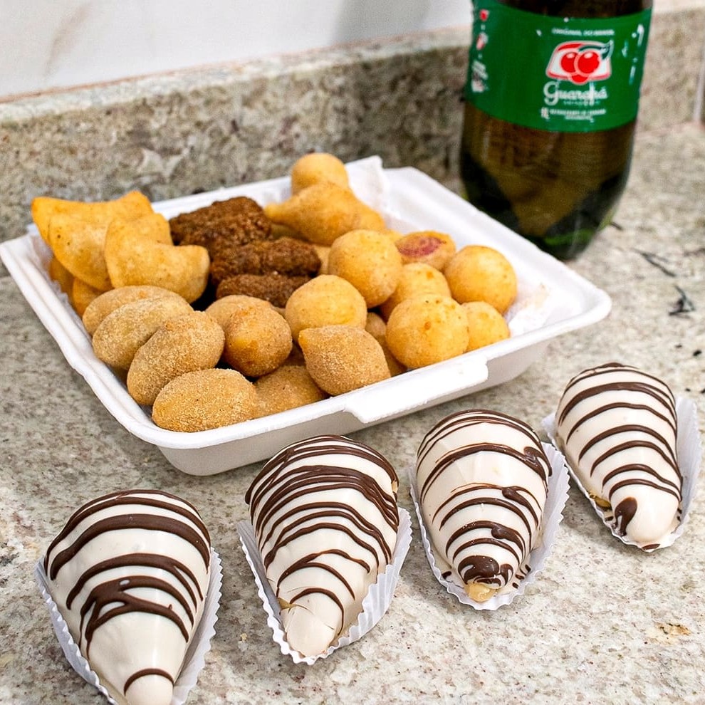 Descubra o sabor da perfeição com nosso combo especial: 50 salgados sortidos, 4 irresistíveis coxinhas de Ninho com morango (uma combinação única de morango envolto em brigadeiro de Ninho, banhado em chocolate branco) e um Guaraná Antarctica de 1 litro para completar o momento. Perfeito para compartilhar e surpreender!
