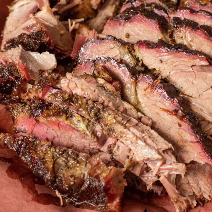 O Brisket é um corte extraído da maçã do peito bovino, é a estrela da nossa refeição. Suculento e defumado, é o corte mais famoso nos Estados Unidos. Acompanha arroz branco, fritas, farofa de costelinha defumada e vinagrete premium em porções para até duas pessoas.