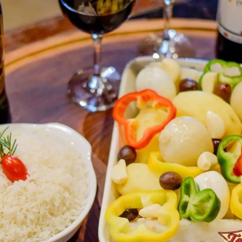 Batata cozida, cebola, couve, pimentão, ovos, alho, azeitonas, arroz , refogado com azeite. tempo de preparo de 40 minutos.