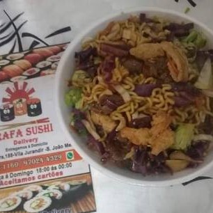 Espaguete intantâneo com repolho branco, roxo ,cenoura, brócolis,e molho especial da casa. -