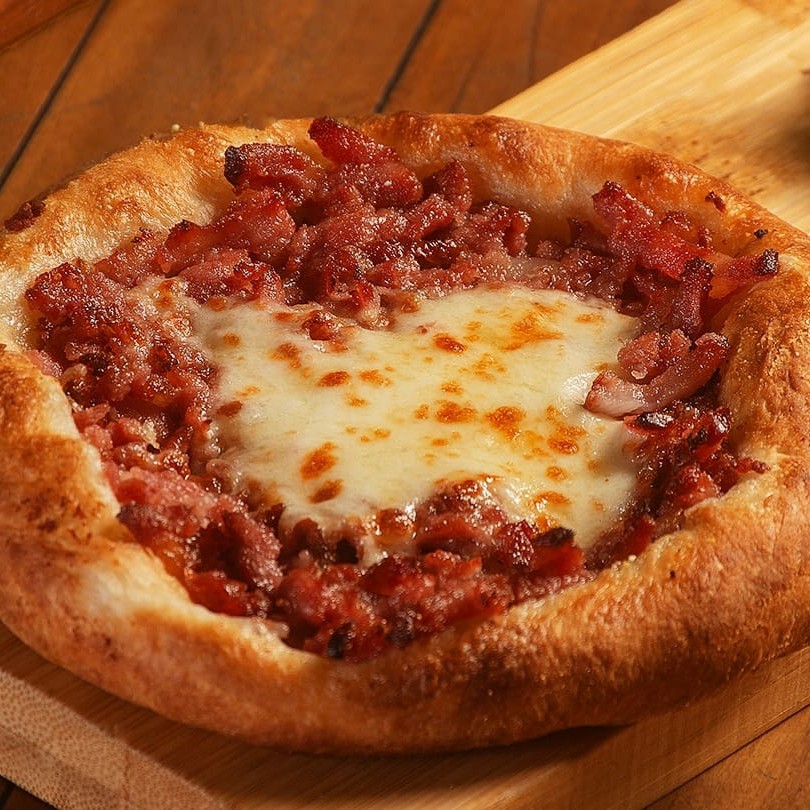 Esfirra de calabresa ralada com queijo muçarela