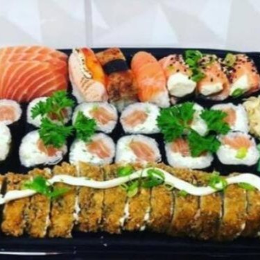 12 Hot filadelfia, 12 Filadelfia, 3 sushi, 3 joll e 3 sashimi.