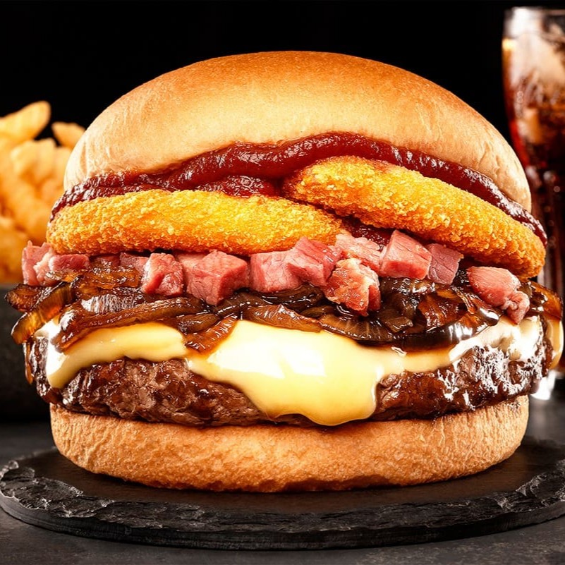 Pão, Blend de 160g, Queijo Mussarela, Ketchup de goiabada, Cebola Caramelizada, Bacon em cubos e Onion Rings.