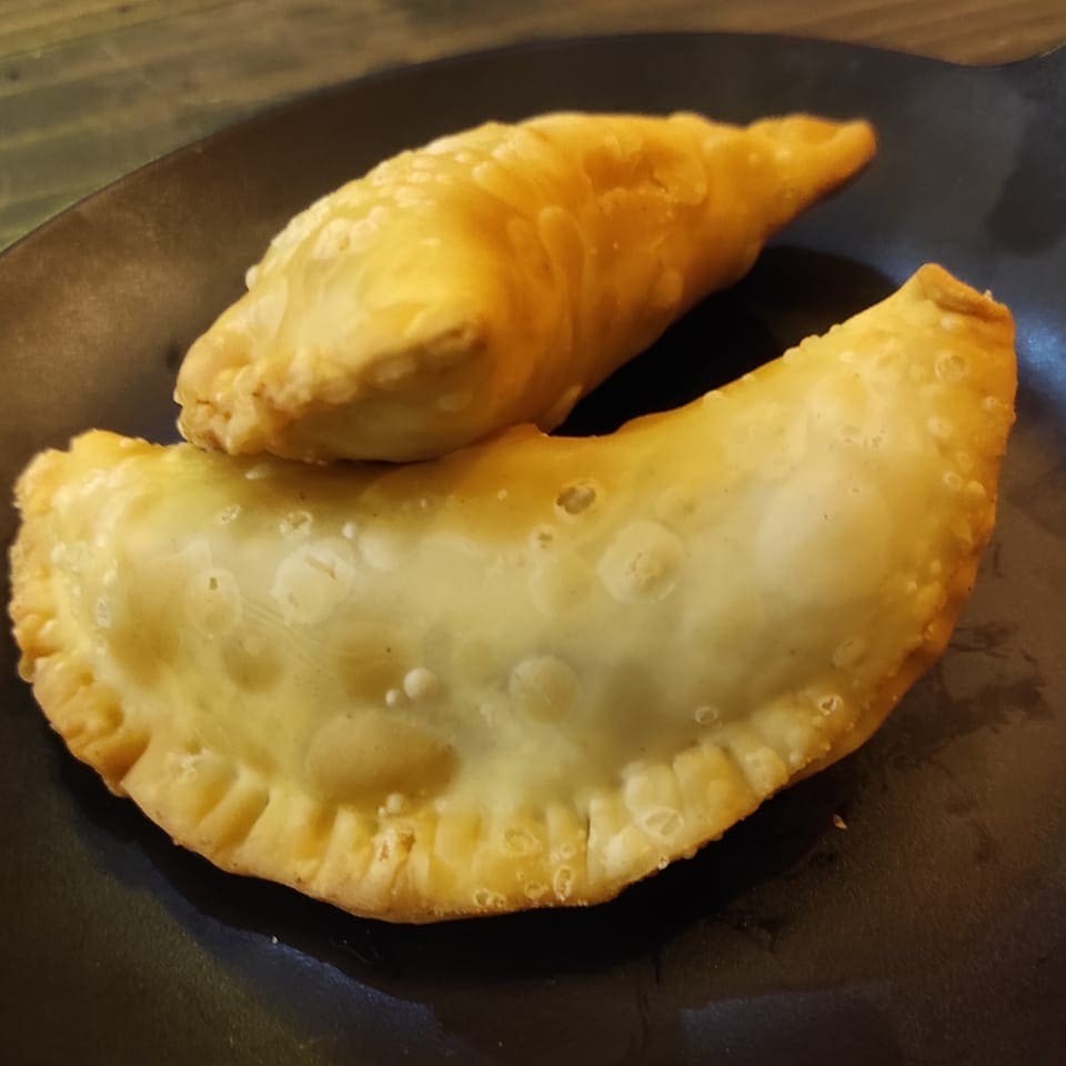 Pastel crocante e generosamente recheado com nosso delicioso copa suíno defumado, trazendo um sabor intenso e marcante. Uma combinação perfeita de crocância e suculência!