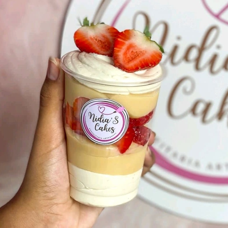 O Duo Ninho com Morango é uma dupla delícia , repleta de um maravilhoso brigadeiro de chocolate branco, um perfeito mousse de Ninho ,pedaços suculentos de Morango . Perfeito e delicioso geladinho.Este é um verdadeiro copo da felicidade, uma explosão de sabores inigualáveis que prometem encantar o seu paladar. Experimente essa delícia na categoria 'Copo da Felicidade'.   ----------------tags------------------- Entrega rápida , desconto , promoção , cupom , oferta , frete grátis , Doces , bolos , brigadeiro , bolo de pote , chocolate , morango , Nutella , copo da felicidade , brownie , confeitaria , doceria , caseiro , vulcão , red velvet , banoffe , pudim , doce de leite  , Oreo , ferrero Rocher , afogadinho , bolo , Ninho , gourmet , Ouro Branco , empadao , quiche , caseirinho , frango cremoso , delícia de abacaxi , frango com Catupiry, torta Cookie, cookie, banoffee , camarão , chocolatudo, bolo caseiro, Prestígio, olho de sogra , bacon , alho poró , quiche, escondidinho, pavê , combo