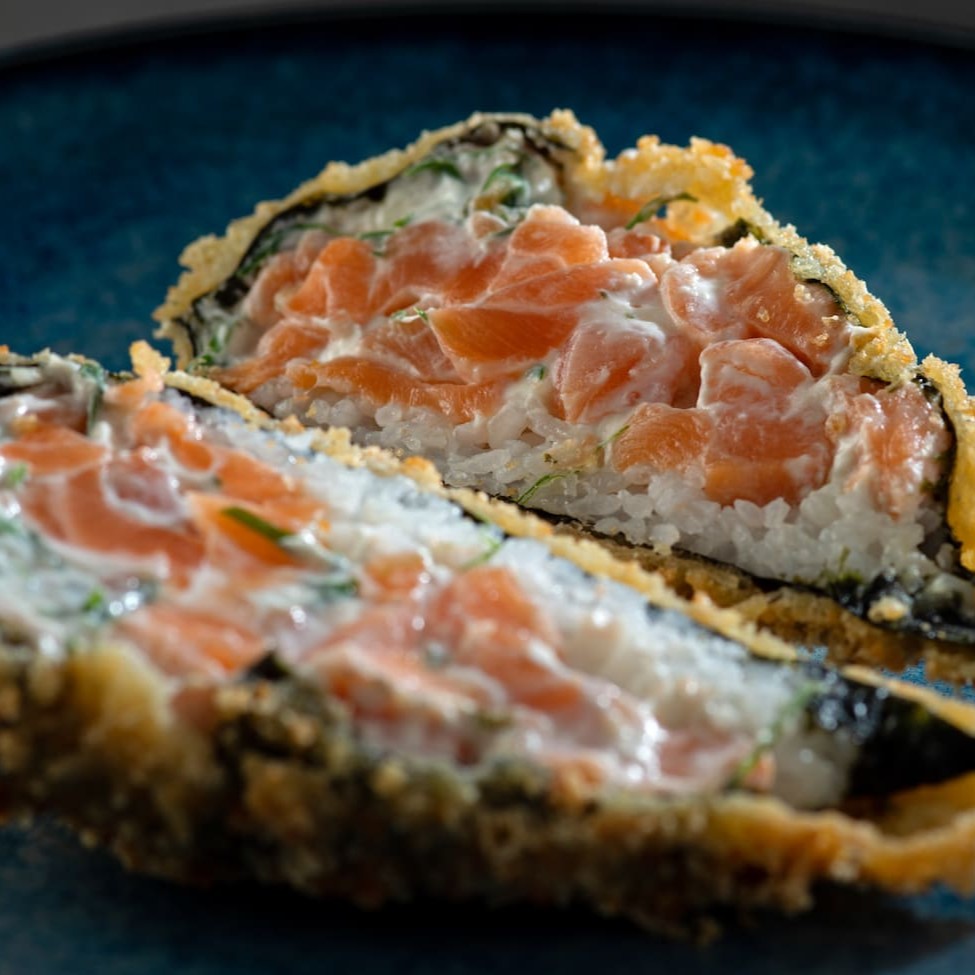 Temaki frito, recheado com salmão, cream cheese, cebolinha.
