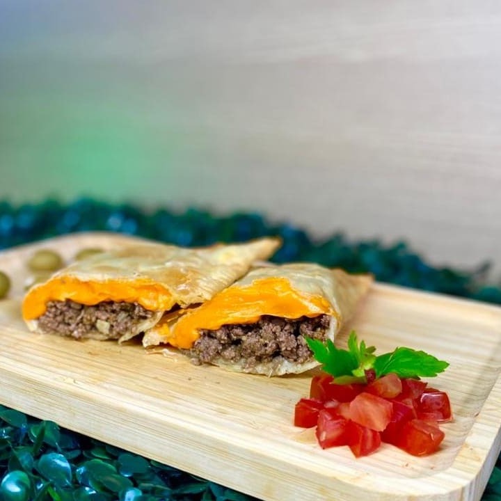 Massa crocante e sequinha recheada com carne moída e Cheddar cremoso. O recheio de sabor intenso que vai te surpreender a cada mordida. Podendo turbinar com o complemento da sua preferência.