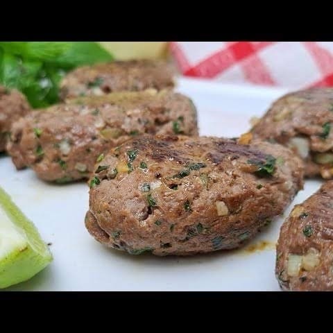 Apresentamos a irresistível 'Kafta de Frigideira com Queijo + 2 Complementos'. Este prato, pertencente à categoria 'Viciantes', é uma combinação perfeita de sabores. Começa com uma saborosa Kafta, cuidadosamente preparada na frigideira, que se derrete em um rico queijo. Acompanha arroz fresco e feijão caseiro, perfeitamente temperados, que proporcionam uma base sólida para realçar o sabor da Kafta. Além disso, oferecemos a opção de escolher mais 2 complementos à sua preferência, permitindo que você personalize o prato ao seu gosto. Uma refeição completa e irresistivelmente saborosa!  embalagem de 750ml