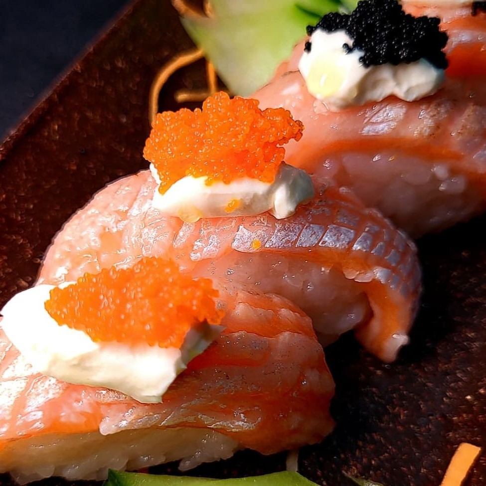 Sushi especial levemente maçaricado e finalizado com cream cheese e finalização com capelin.