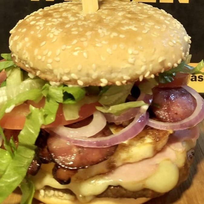 Pão Americano, Carne 90g , Muçarela, Presunto, Ovo, Bacon, Calabresa, Salada, Cebola Roxa Crocante, Tomate E Molho Especial