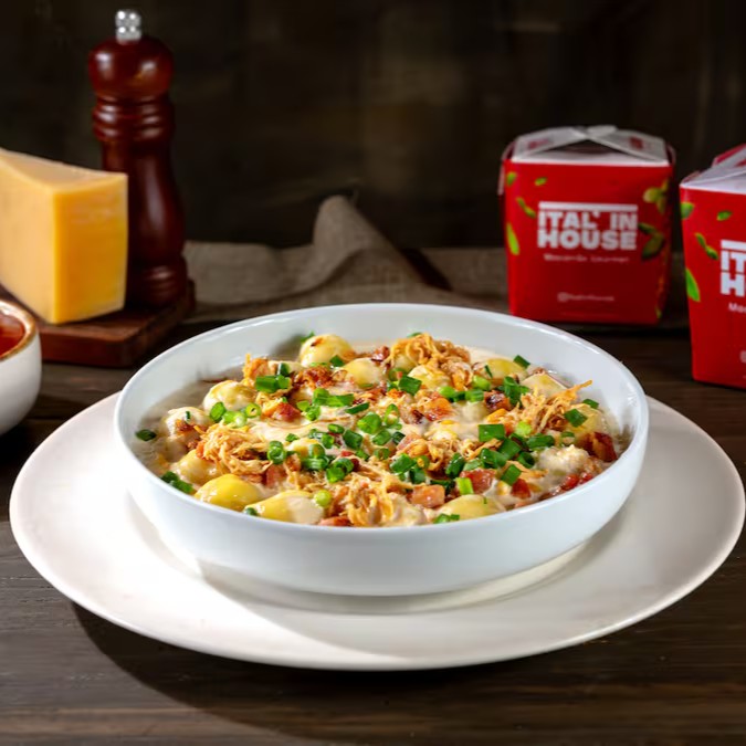 Frango desfiado ao molho bechamel, com milho-verde e pedacinhos de bacon. Finalizado com mussarela derretida, requeijão cremoso, mais bacon e cebolinha fresca. Combina perfeitamente com nossas massas e nhoques. Finalizado com queijo e cebolinha. (aprox. 800g)