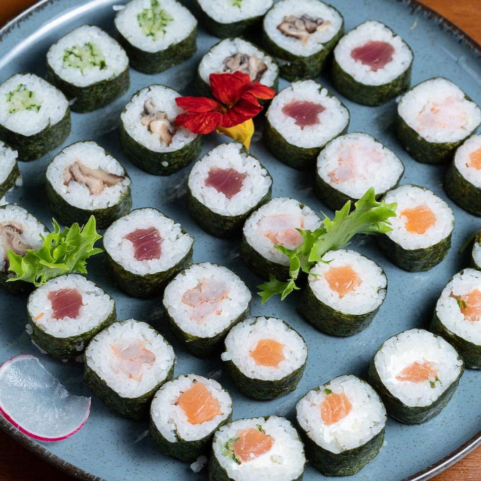 Enrolado com alga por fora, arroz e recheio a sua escolha.   Opções:  Hossomaki pepino (5 unid) Hossomaki atum (5 unid) Hossomaki salmão (5 unid) Hossomaki camarão (5 unid) Hossomaki mix de cogumelos (5 unid)