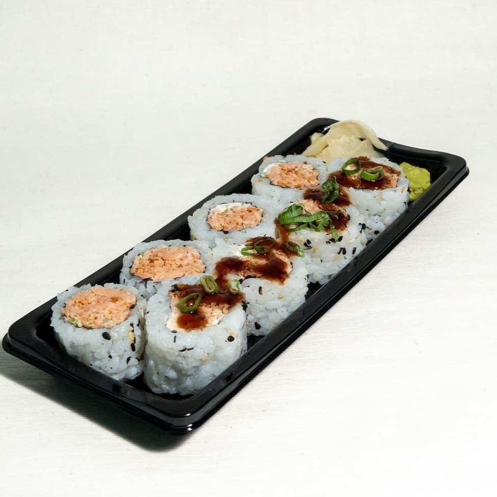 Alga, Cream cheese, Arroz japonês, Cebolinha e pele de salmão frita.