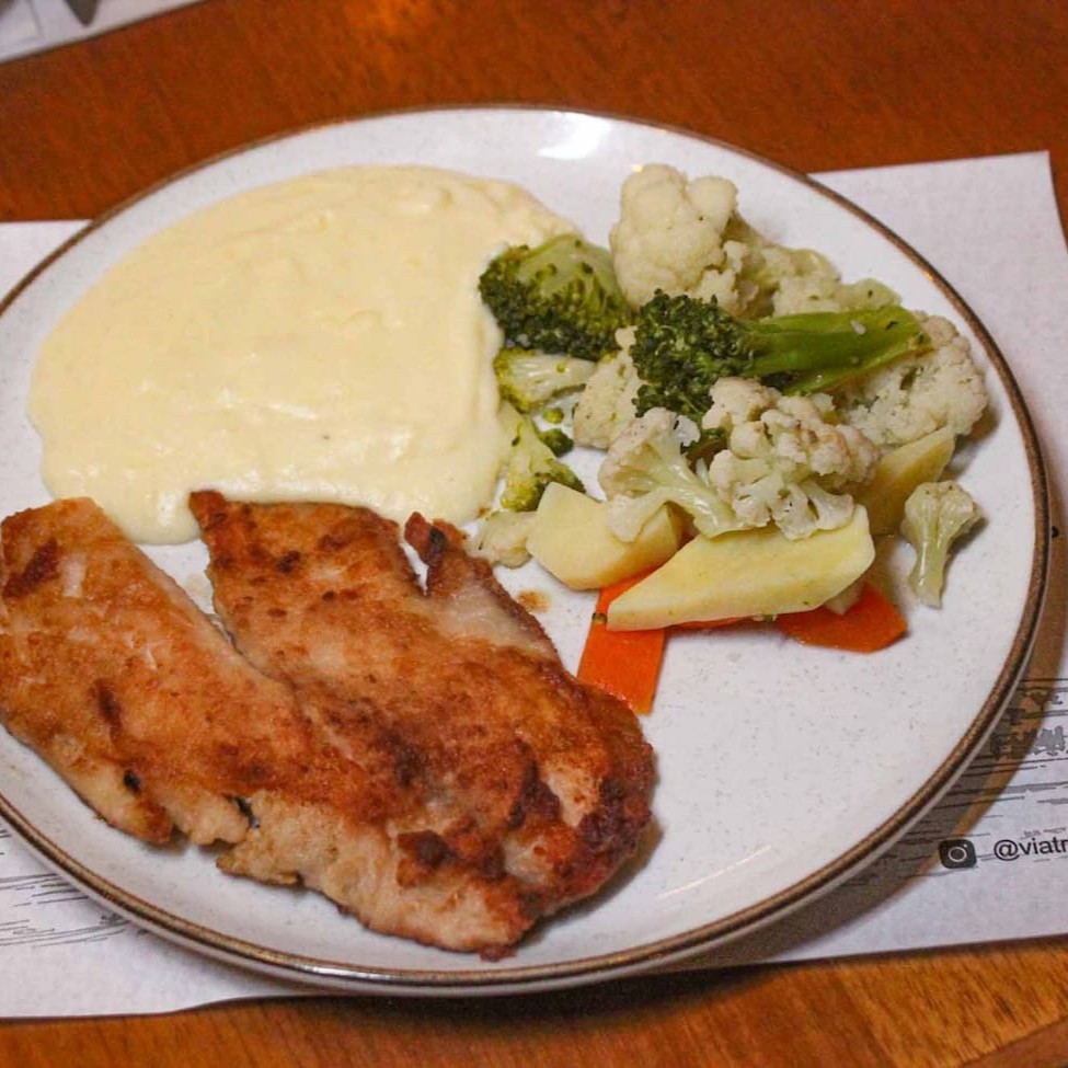 Filé de tilápia , arroz branco e purê de batata  *Não acompanha legumes.