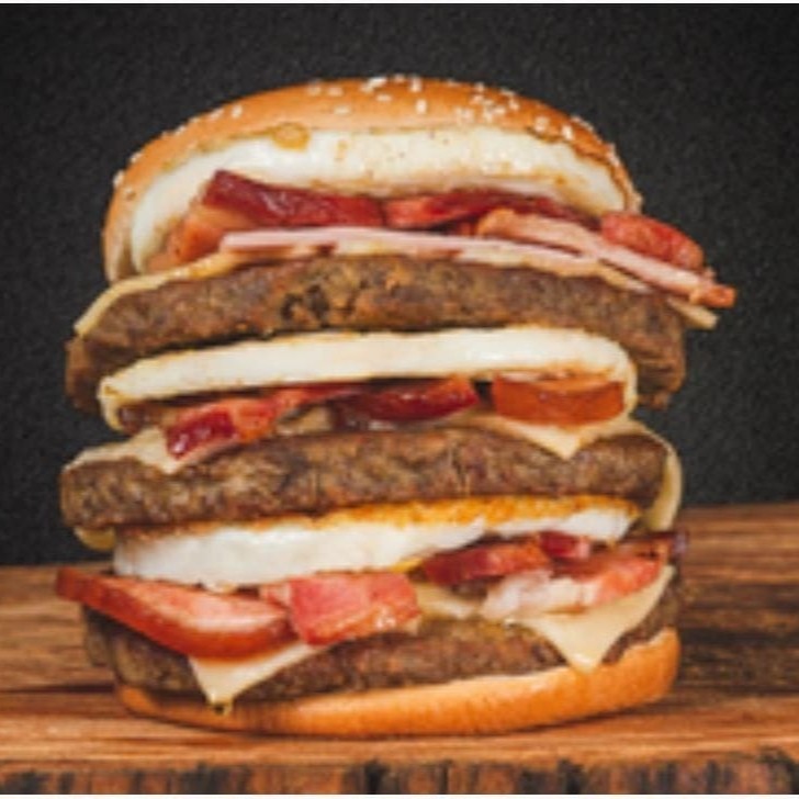 Pão, 3 carnes de picanha, 3 ovos, queijo, presunto, bacon, cheddar cremoso, salada, milho, ketchup, maionese de alho, billy jack, batata palha