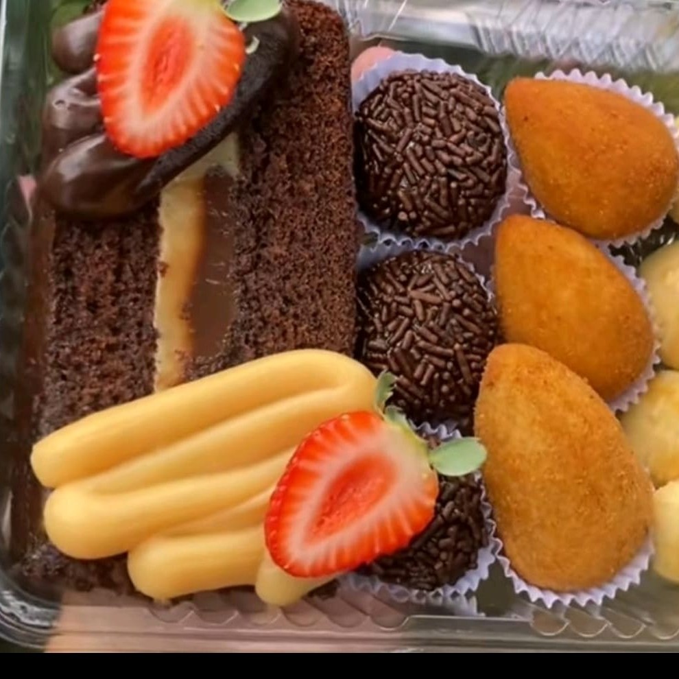 Fatia de bolo , 3 brigadeiro,3 coxinha ,4 assado