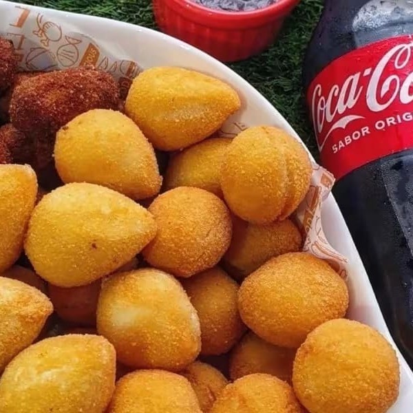 Aqui você Escolhe!! São 100 unidades de Salgados, Alem de serem feitos com massa de Batata e fritos na hora, são incrivelmente sequinhos e Saborosos. Selecione os Sabores ao lado e venha ser feliz.... este combo alem de servir até 3 pessoas, vai acompanhado do Melhor Refri do Mundo. *Atenção Mini salgados 10g Altamente Saborosos*