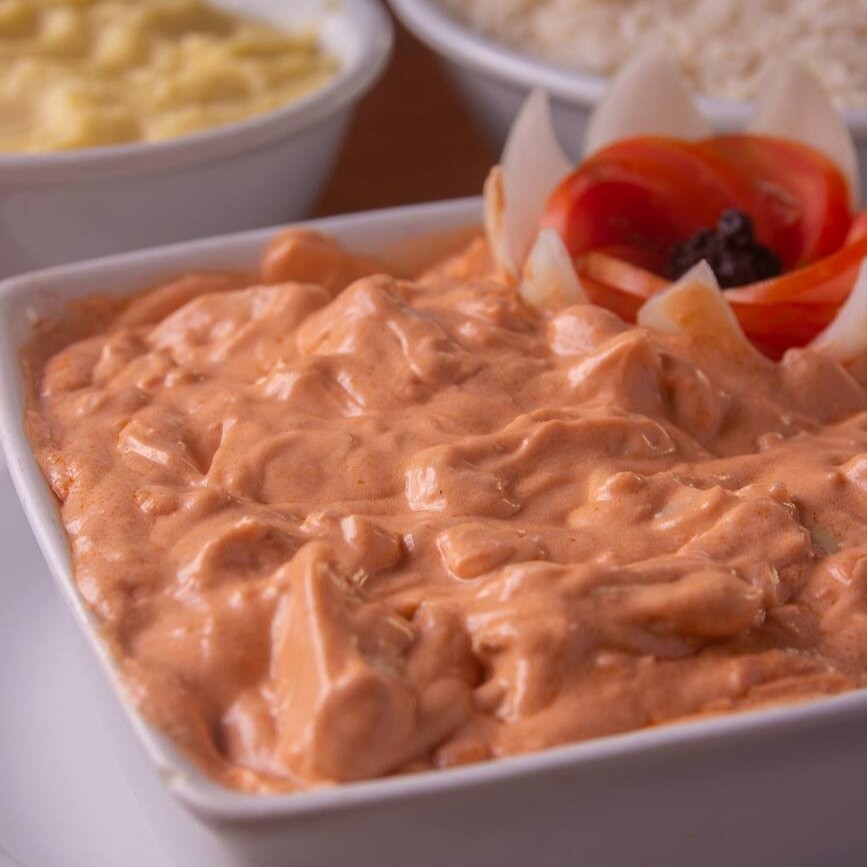 - frango refogado com cebola e champignon, catchup creme de leite, acompanha arroz branco e purê.