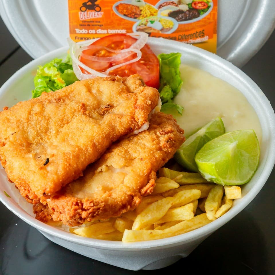 2 pedaços filé peixe merluza, arroz feijão Macarrao e farofa