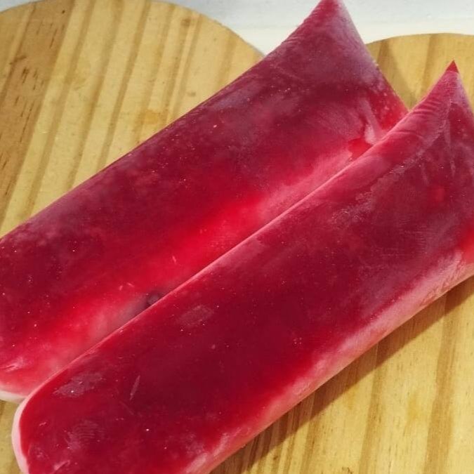 Esta novidade que conquistou o país, agora na versão Sacolé Gourmet: um sorvete super cremoso com sabor intenso do Ninho, morangos frescos e calda artesanal irresistível.  Uma explosão de sabor que derrete na boca! Uma experiência incrível