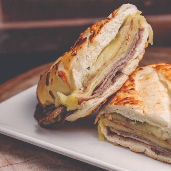 Saboroso sanduíche, junto do pão provolone, rosbife, queijo mussarela.