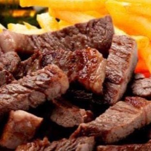 Contra filé acebolado, acompanhado de fritas com um toque de alho torrado e salsinha picadinha.