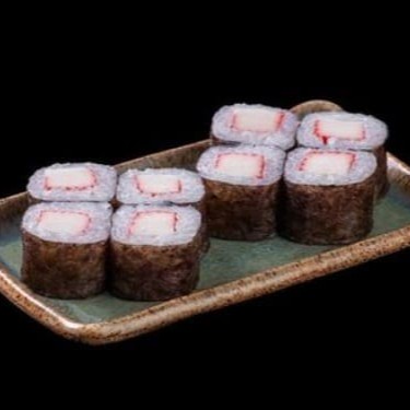 Hossomaki de kani é um enrolado de carne de caranguejo com arroz por dentro enrolado com alga marinha por fora