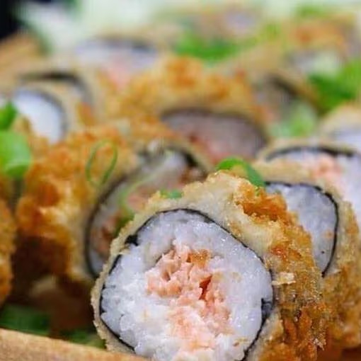 48 peças de hot Philadelphia crocante! Para os verdadeiros fãs do sabor irresistível! São 60 peças de Hot Croc Philadelphia, crocantes por fora, recheadas com salmão fresco e cream cheese cremoso por dentro, empanadas e fritas na perfeição.Ideal para festas, reuniões ou para matar aquela vontade de um sushi quentinho e saboroso!