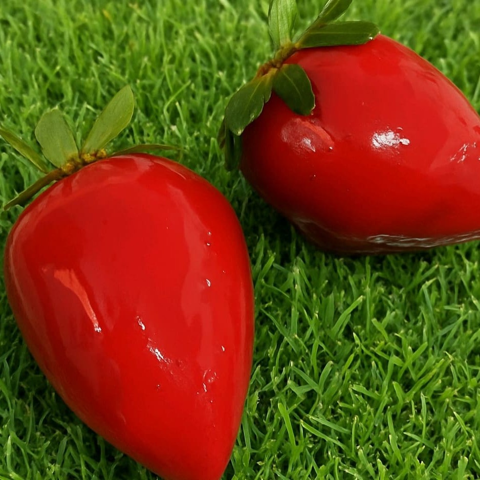 Dois morangos do amor irresistíveis! Morangos selecionados, recheados com brigadeiro cremoso de Ninho e cobertos com uma fina camada de caramelo crocante. Uma dupla perfeita para quem ama um docinho especial.