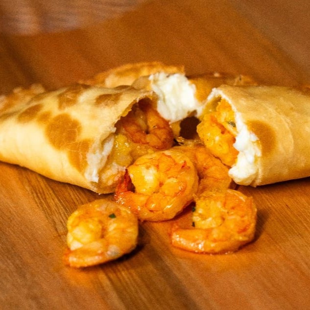 Preparado para uma explosão de sabores? Nosso pastel de camarão com Catupiry é simplesmente irresistível! Cheio de camarão suculento e generoso Catupiry cremoso, é uma combinação feita no paraíso dos petiscos. Cada mordida é uma festa para o paladar! Peça já o seu e entre nessa festa de sabores!