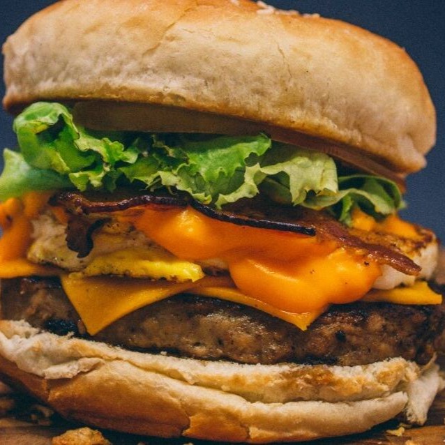 1 carne de picanha com 120g , queijo, bacon , ovo , Cheddar Cremoso, cebola caramelizada, Batata Palha, molho Bbq ,Alface e Tomate.