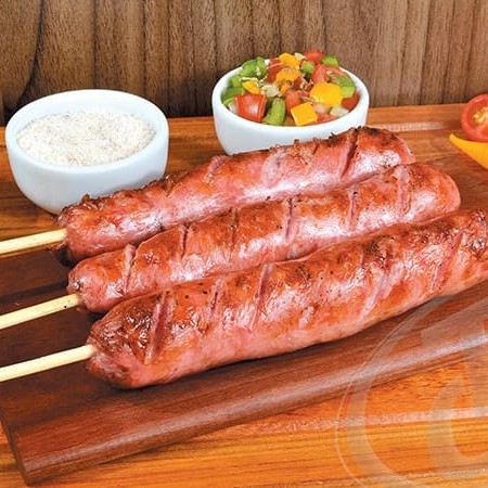 Delicioso espetinho de linguiça Toscana, grelhado na brasa para um sabor inesquecível.