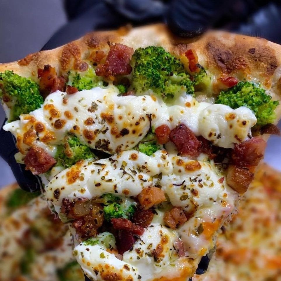 Deliciosa & Saborosa Massa de Pizza Caseira Gourmet com Molho Especial .