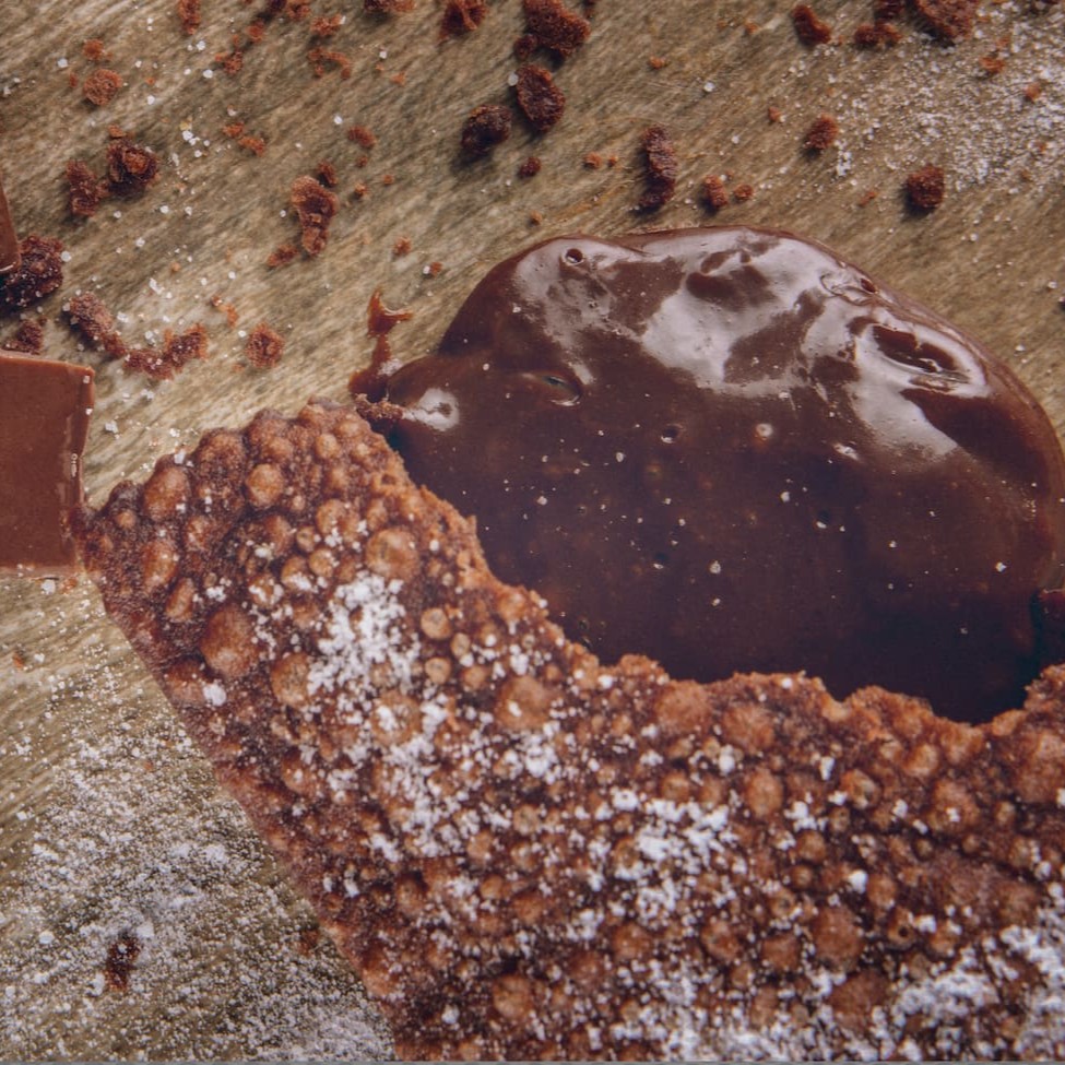 Delicioso pastel recheado com nosso brigadeiro cremoso, de massa crocante, polvilhada no açucar e chocolate Tamanho 20 X 9,5 Cm