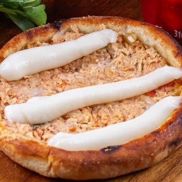 Frango, tomate, cebola, molho de tomate e cremely