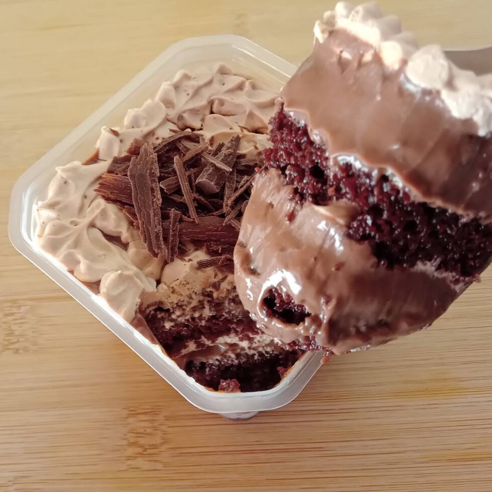 Bolo de chocolate com recheio de chocolate trufado finalizado com raspas de chocolate. Pote 250ml